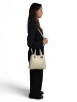 Kuferek damski skórzany LADUELLA na ramię i do ręki jasny beż (ecru)