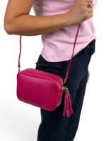 Skórzana torebka damska mała listonoszka crossbody włoska różowa fuksja