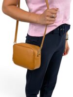 Skórzana torebka damska mała listonoszka crossbody włoska karmelowa